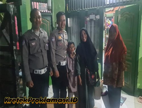 Aksi Polisi Bantu Ibu Bawa Anak Bingung Kehabisan Tiket Bus Mudik
